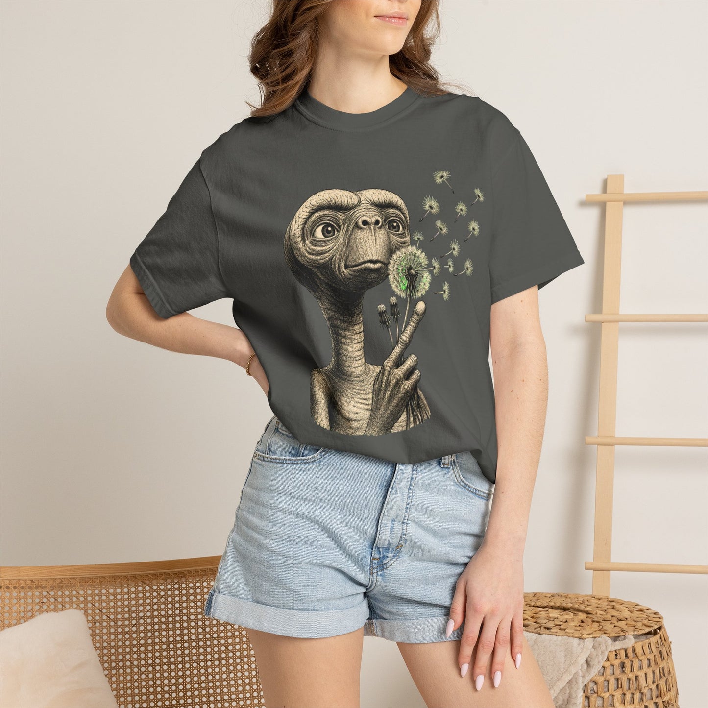 E.T. blowing dandelion T-shirt | Retro Alien illustration