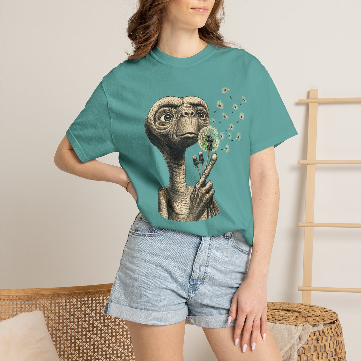 E.T. blowing dandelion T-shirt | Retro Alien illustration