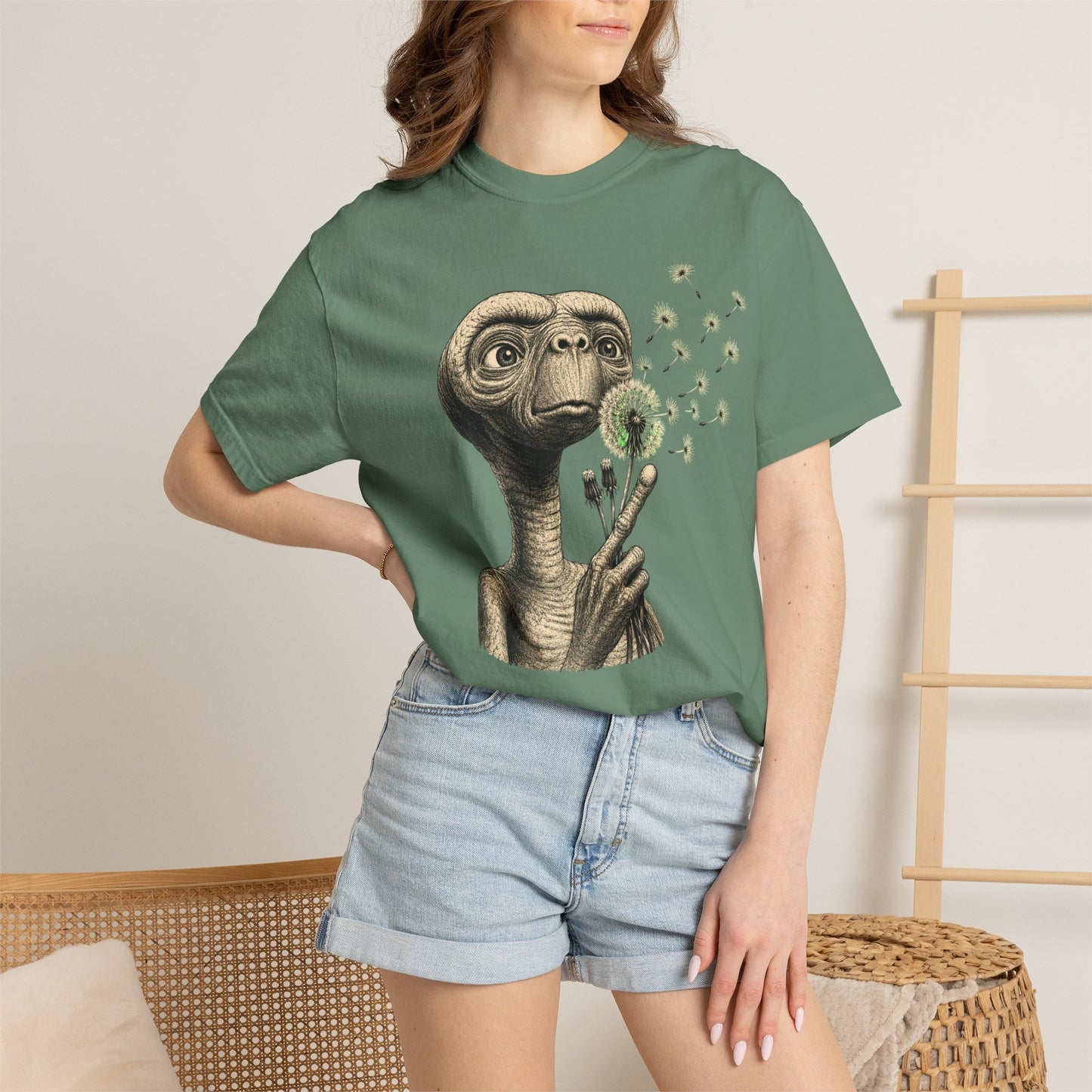 E.T. blowing dandelion T-shirt | Retro Alien illustration