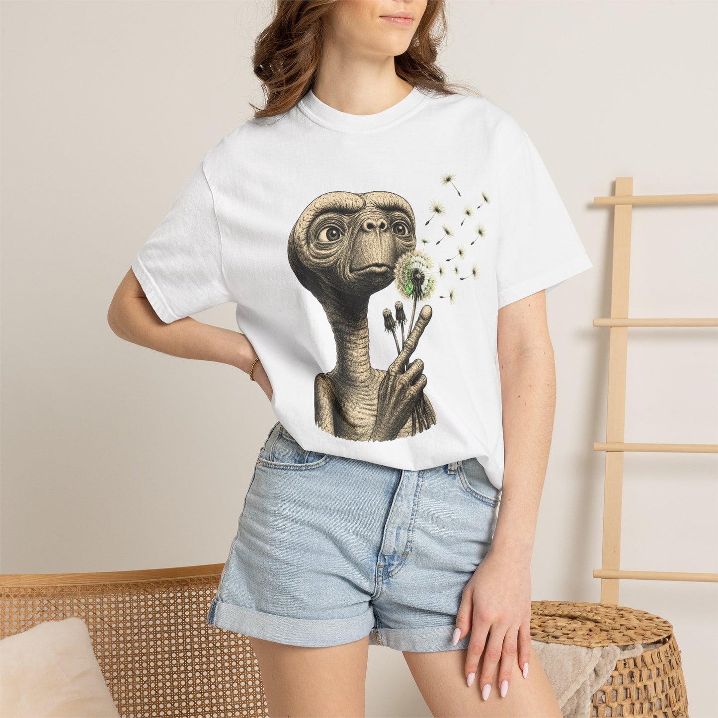 E.T. blowing dandelion T-shirt | Retro Alien illustration