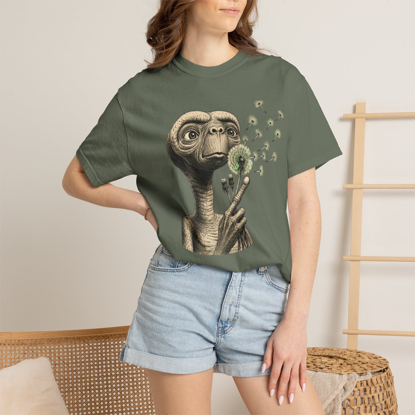 E.T. blowing dandelion T-shirt | Retro Alien illustration