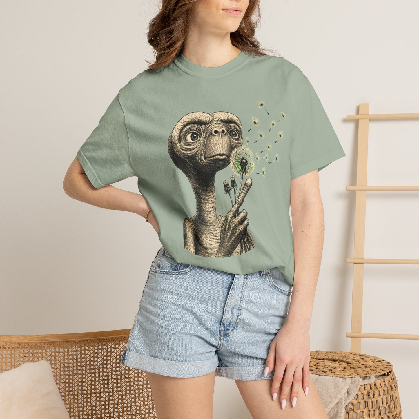 E.T. blowing dandelion T-shirt | Retro Alien illustration