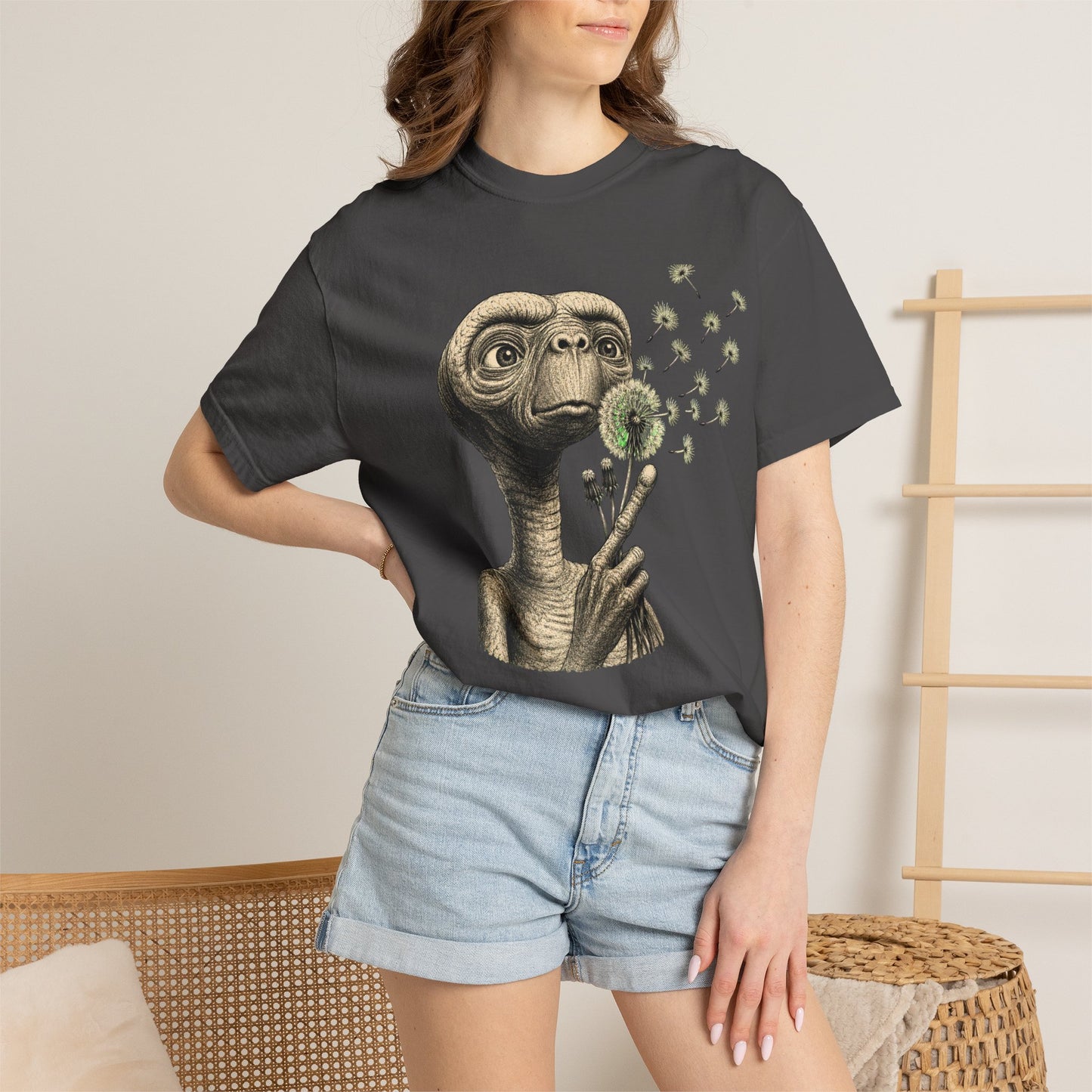 E.T. blowing dandelion T-shirt | Retro Alien illustration
