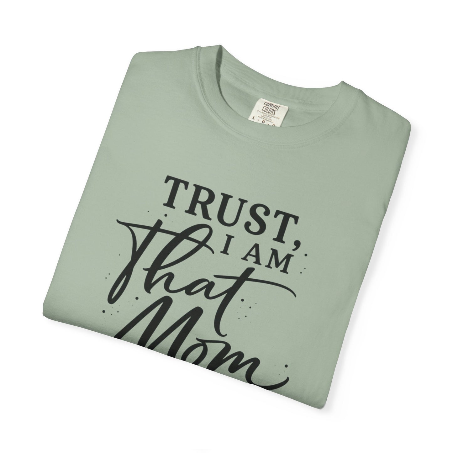 Trust, I Am That Mom T-Shirt | Script Mom Typography Tee
