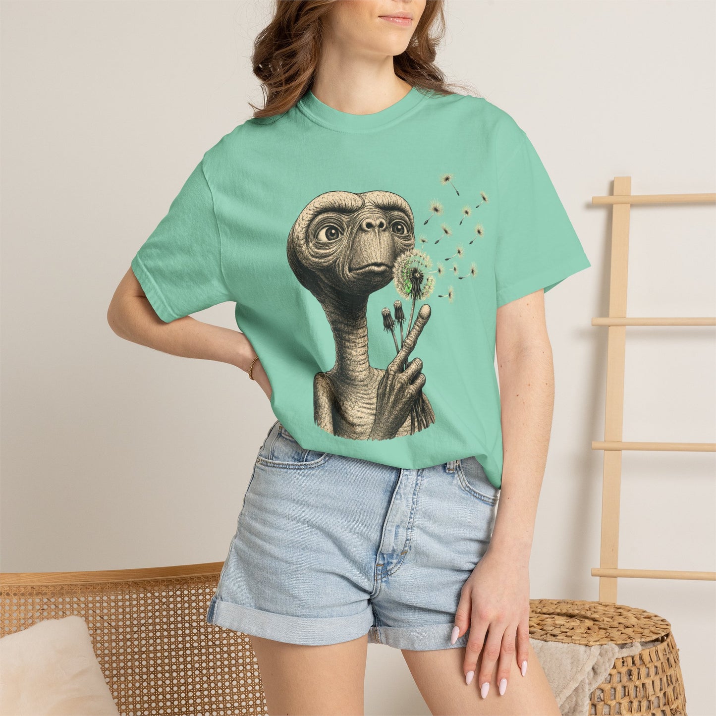 E.T. blowing dandelion T-shirt | Retro Alien illustration